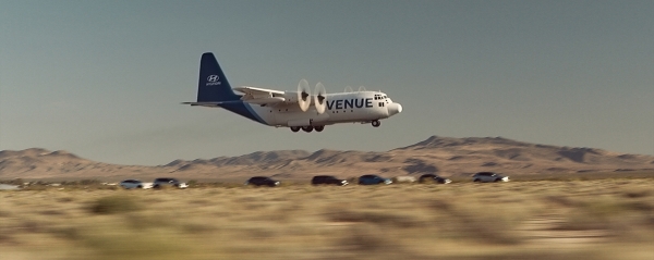 ‘베뉴 수송기’가 현대차 SUV 패밀리 바로 위를 저공 비행하면서 착륙을 준비하고 모습