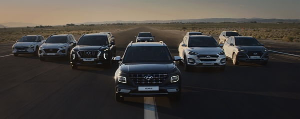 현대차 SUV 패밀리(좌측부터 넥쏘, 싼타페, 팰리세이드, 베뉴, 투싼, 코나)가 활주로를 달리는 모습