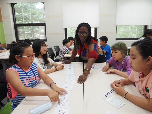 '2019 하계 쌍용자동차 직원자녀 영어캠프'에서 아이들이 원어민 교사들과 다양한 형식의 영어수업에 참여하고 있다.