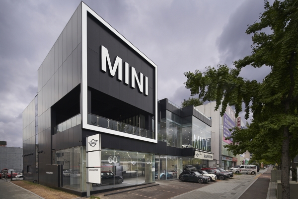 MINI의 공식 딜러사 코오롱 모터스가 대구 수성구에 위치한 'MINI 대구 전시장'을 리뉴얼 오픈했다.