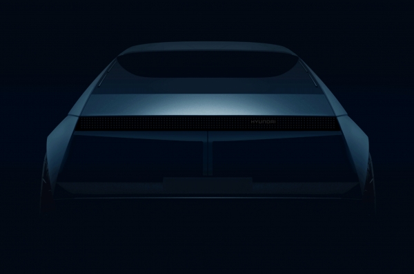 현대차가 '2019 프랑크푸르트 모터쇼'를 앞두고 미래 전기차 디자인의 방향성을 담은 EV 콘셉트카 ‘45’의 티저 이미지를 공개했다.