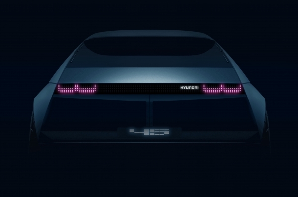 현대차가 차기 미래 전기차 디자인의 방향성을 담은 ‘45’ 컨셉트의 티저이미지를 공개하면서 45라는 이름에 관심이 쏠리고 있다.