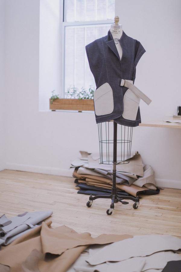 미국 '뉴욕 소호 블리커 스트리트(New York Soho Bleecker St.)'에 위치한 패션 디자이너 ‘마리아 코르네호’ 작업실에서 제작 중인 현대차 업사이클링 의상