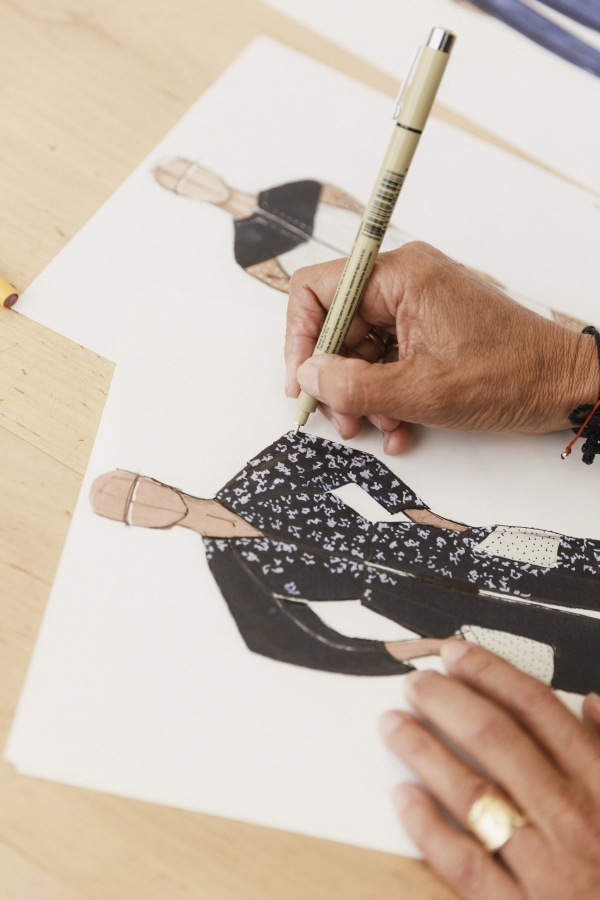미국 뉴욕 소호 블리커 스트리트에 위치한 작업실에서 패션 디자이너 ‘마리아 코르네호’가 현대차 업사이클링 의상 디자인을 스케치하는 모습