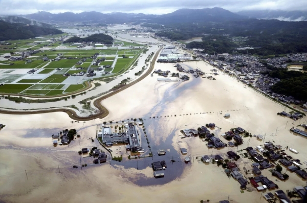 기록적인 폭우로 사가현 롯카쿠강이 범람해 인근 지역이 물에 잠긴 모습.