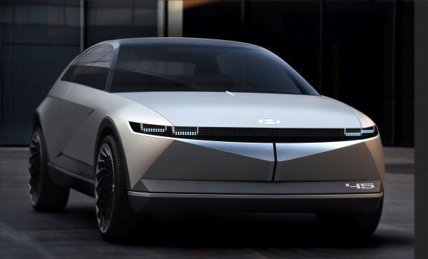 현대차가 ‘2019 프랑크푸르트 모터쇼(2019 IAA)’에서 현대차 최초의 컨셉트카 ‘포니 쿠페 컨셉트'의 디자인을 재해석한 EV 컨셉트카 ‘45‘를 공개했다.