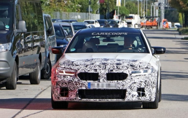 BMW의 고성능 세단 M5의 페이스리프트 위장막 프로토타입이 해외에서 포착됐다.