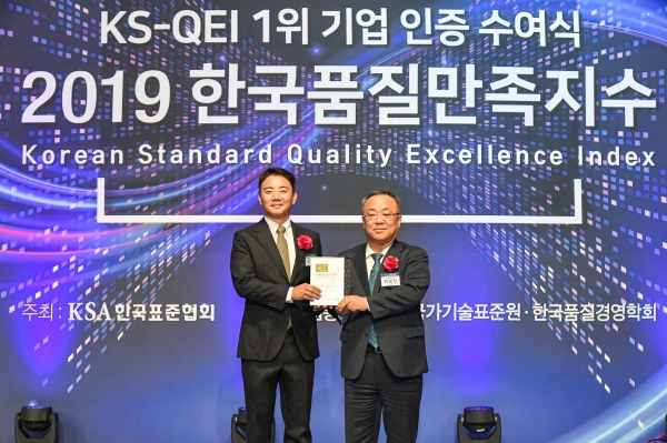 메르세데스-벤츠 코리아가 ‘2019 한국품질만족지수’ 수입 자동차 애프터세일즈 서비스 부문에서 4년 연속 1위로 선정됐다.