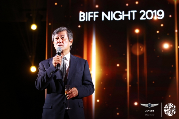 부산국제영화제 이용관 이사장이 BIFF NIGHT에서 축사를 하고 있다.