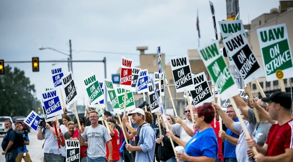 GM 근로자들이 파업을 벌이고 있다.