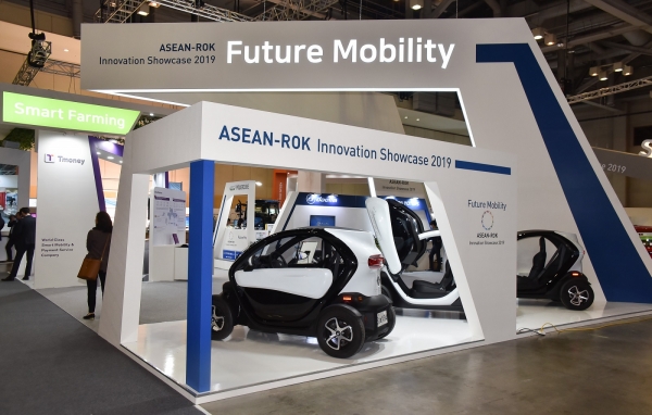 르노삼성차가 ‘한-아세안혁신성장 쇼케이스 2019’에 르노 트위지를 전시하고 미래 자동차 산업의 청사진을 제시한다.
