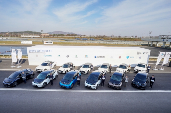 BMW 그룹 코리아가 산학협력 대학, 자동차과가 있는 특성화 고등학교 및 정부 기관에 차량 12대를 기증하는 ‘연구용 차량 기증식’을 진행했다.