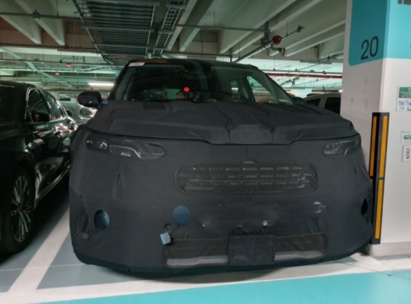 최근 기아자동차의 대표 미니밴 카니발의 풀체인지 프로토타입이 목격되고 있다.
