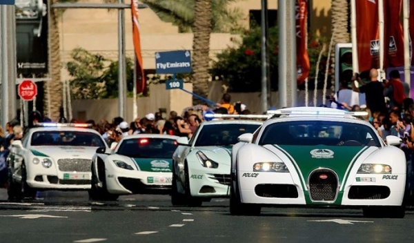 두바이 경찰차로 운영 중인 슈퍼카들