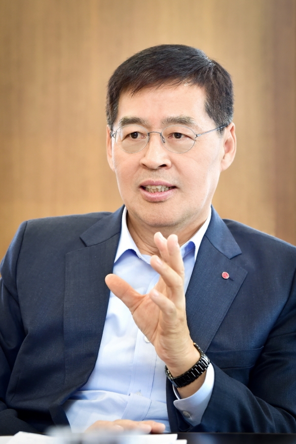 신학철 LG화학 부회장이 2020년을 ‘실행의 해'로 선포, 4개 변화 계획을 적극 실행해 나간다고 밝혔다.