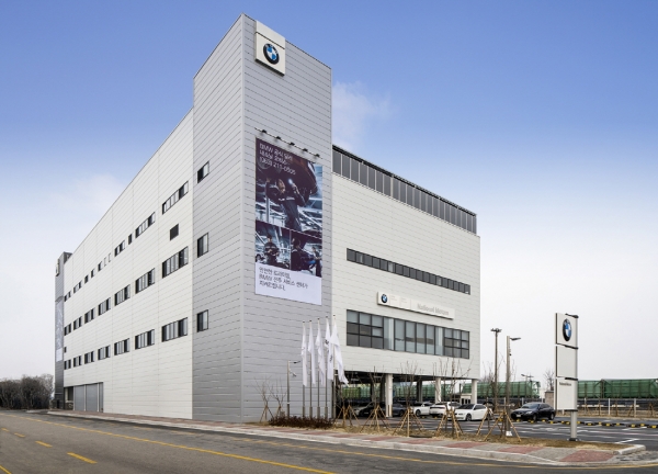 BMW 코리아 공식 딜러 내쇼날모터스가 BMW 전주 서비스센터를 새롭게 오픈했다.