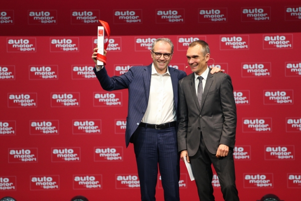 람보르기니 우루스가 아우토 모토 운트 스포츠 '2020 베스트 카'에 선정돼 스테파노 도미니칼리 람보르기니 CEO가 상을 전달받았다.