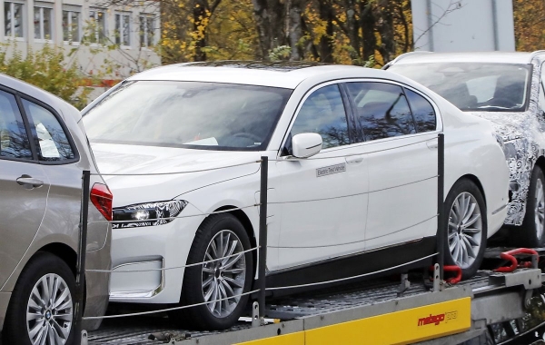 BMW가 신형 7시리즈 풀체인지 모델에 순수 전기차인 ‘i7’을 추가한다. (사진출처：Carscoops)
