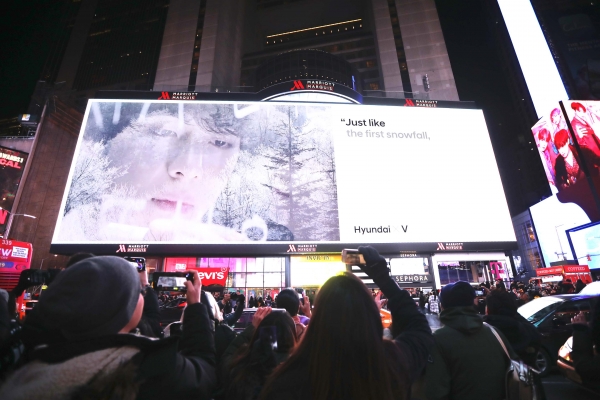현대차가 21일(현지시각) 미국 뉴욕 타임스퀘어에서 방탄소년단이 출연한 ‘글로벌 수소 캠페인’ 영상을 최초로 공개했다.