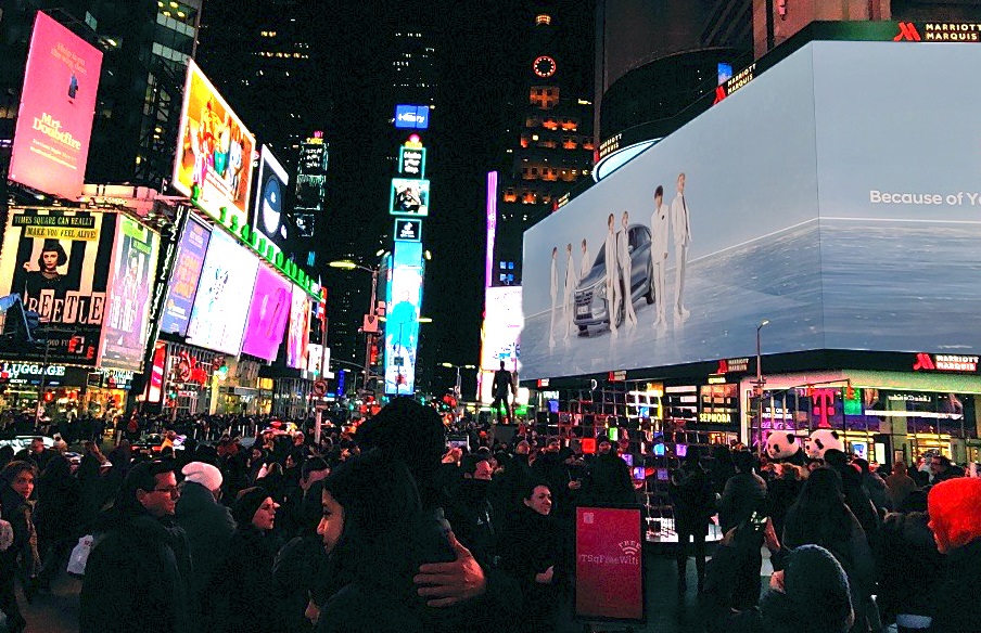 현대차와 방탄소년단이 함께한 ‘글로벌 수소 캠페인’ 영상이 뉴욕 타임스퀘어 중심에 위치한 메리어트 마퀴즈 호텔 전광판을 통해 상영되고 있다.