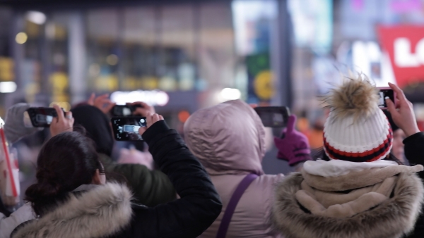 방탄소년단이 출연한 ‘글로벌 수소 캠페인’ 영상 최초 공개 현장에 모인 사람들이 휴대폰으로 영상을 촬영하고 있다.