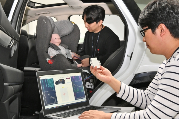 현대모비스 용인 기술연구소에서 연구원들이 탑승객 감지시스템을 시험하고 있다.
