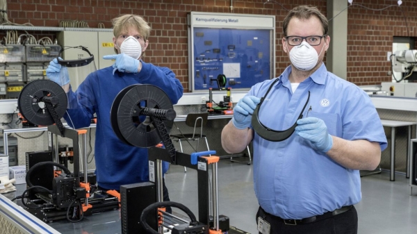 폭스바겐 그룹이 코로나19에 대응하기 위해 3D 프린팅 기술을 활용해 안면보호구용 홀더 제작에 돌입했다.