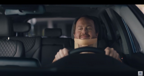 현대차 디지털 광고 ‘리어 뷰 모니터’에서 목에 보호대를 착용한 싼타페 운전자가 후방 카메라를 이용해 주차하는 장면