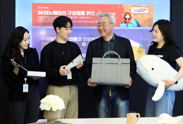 김준 총괄사장이 하이마켓에서 구매한 사회적기업 제품들을 구성원들과 함께 살펴보고 있다.
