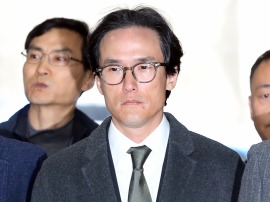 조현범 한국타이어앤테크놀로지 대표가 뒷돈 수수 혐의로 2년 만에 사임했다.