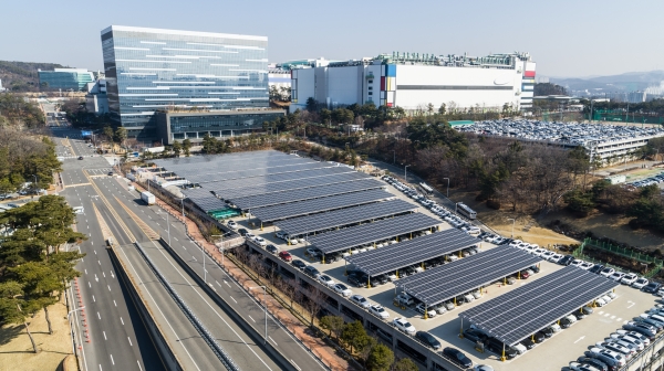 기흥캠퍼스 주차타워에 설치된 총 3,600장, 1,500KW 규모의 태양광 발전 시설