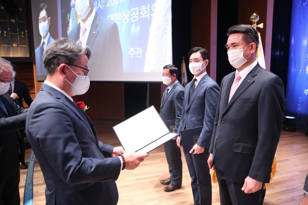제28회 한국물류대상 시상식에 수상자로 참여한 SK에너지 강봉원 Network사업부장(우측)이 국무총리상을 수상하고 있다.