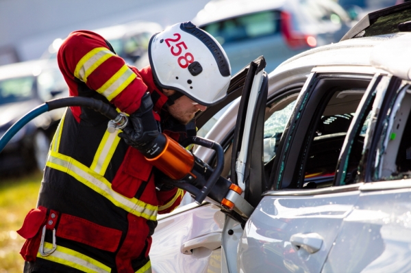 볼보자동차가 극단적인 충돌 상황에서 승객을 안전하게 보호 및 구출하기 위한 메뉴얼 마련을 위해 충돌 테스트를 진행했다.