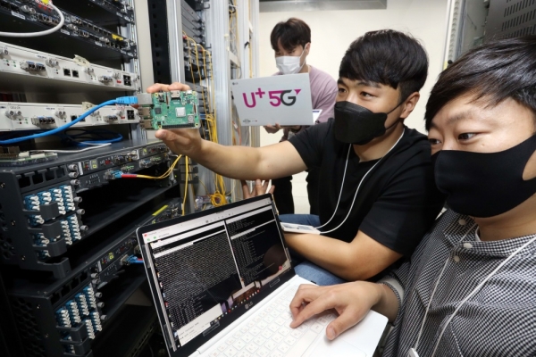 LG유플러스 직원들이 양자내성암호 기술을 검증하고 있는 모습.
