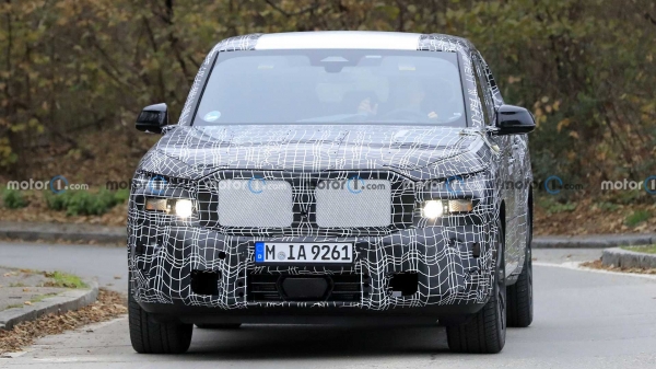 BMW가 X7을 뛰어넘는 최상위 플래그십 SAV ‘X8’을 개발 중인 가운데, 위장막 테스트카와 예상도가 공개돼 눈길을 끌고 있다.