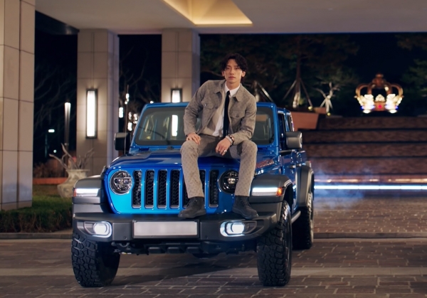 지프가 브랜드 홍보대사 비(RAIN)의 새 음원 ‘나로 바꾸자’ 뮤직비디오에 '올 뉴 지프 글래디에이터' 모델을 협찬 차량으로 제공했다.