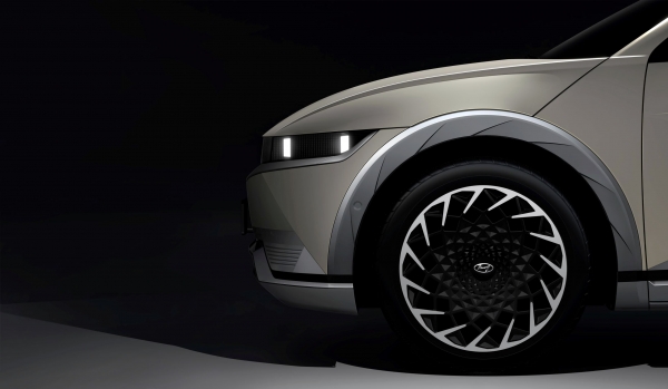 현대차가 전용 전기차 브랜드 아이오닉의 첫 번째 모델인 ‘아이오닉 5(IONIQ 5)’의 외장 티저 이미지를 최초로 공개했다.