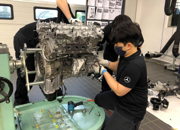 벤츠코리아가 우수한 자동차 정비 전문가를 육성하기 위한 ‘메르세데스-벤츠 AMT 프로그램’ 14기 교육생을 모집한다.