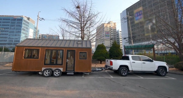 쉐보레가 tvN 예능 ‘바퀴 달린 집2’에 픽업트럭 콜로라도를 협찬, 한층 업그레이드 된 아웃도어 라이프스타일을 제시한다.