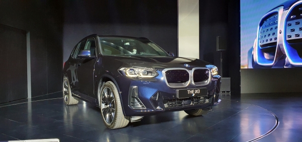 BMW의 준중형급 전기SUV iX3가 출시됐다.