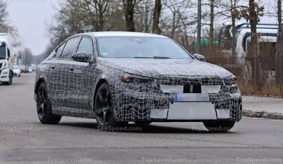 BMW 신형 'M5(G60)' 위장막 프로토타입 (출처 : Top Speed)