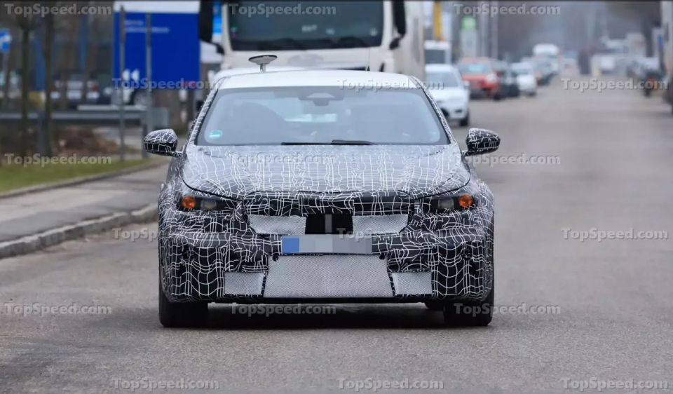 BMW 신형 'M5(G60)' 위장막 프로토타입 (출처 : Top Speed)