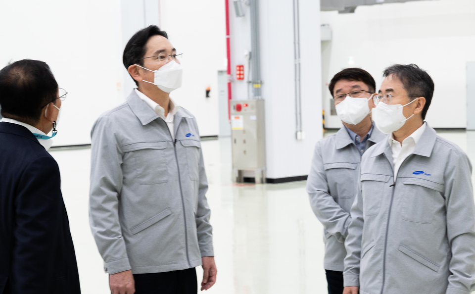 삼성 이재용회장이 8일 부산 강서구 녹산국가산업단지에 있는 중소기업 '동아플레이팅'을 방문했다.