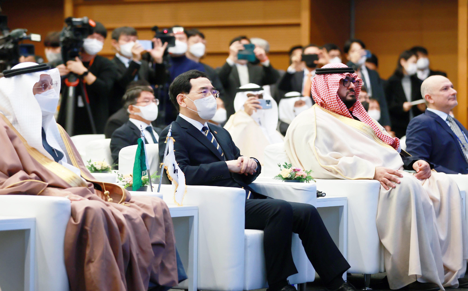  대한상공회의소 국제회의장에서 이창양 산업통상자원부장관, 칼리드 알팔레(Khalid A. Al-Falih) 사우디 투자부 장관을 비롯한 한-사우디 양국 정부, 유관기관, 기업의 대표 및 관계자 300여명이 참석한 가운데 ‘한-사우디 비전 2030 위원회를 기반으로 공급망 안정화, 디지털 및 에너지 전환, 기후변화 등 최근 글로벌 환경 변화에 대응하기 위해 한-사우디 양국이 새로운 협력 프로젝트를 추진키로 하는 양해각서를 체결했다.