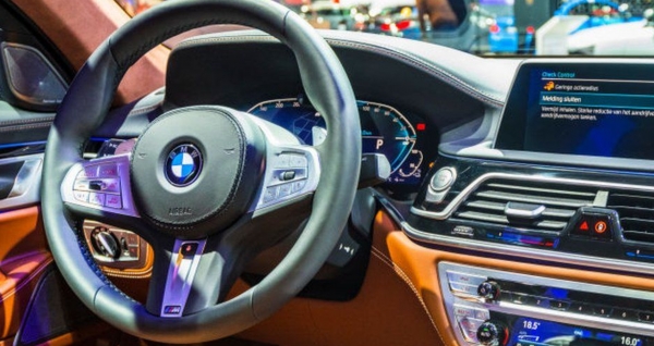 독일 BMW가 열선시트 등 하드웨어에 대해서도 구독료를 받기로 해 전 세계에서 비난 여론이 쏟아지고 있다.
