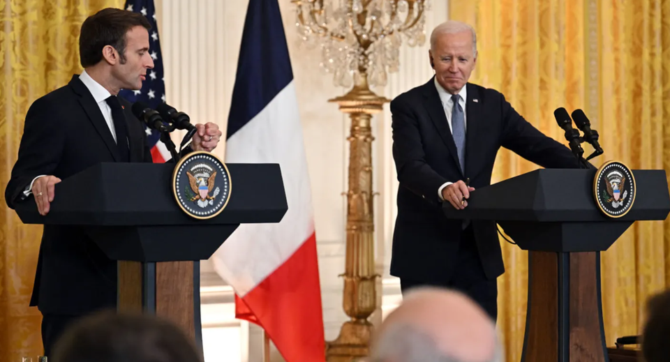 조 바이든 미국대통령과 에마뉘엘 마크롱 프랑스 대통령이 회담 후 공동 기자회견을 갖고 있다.