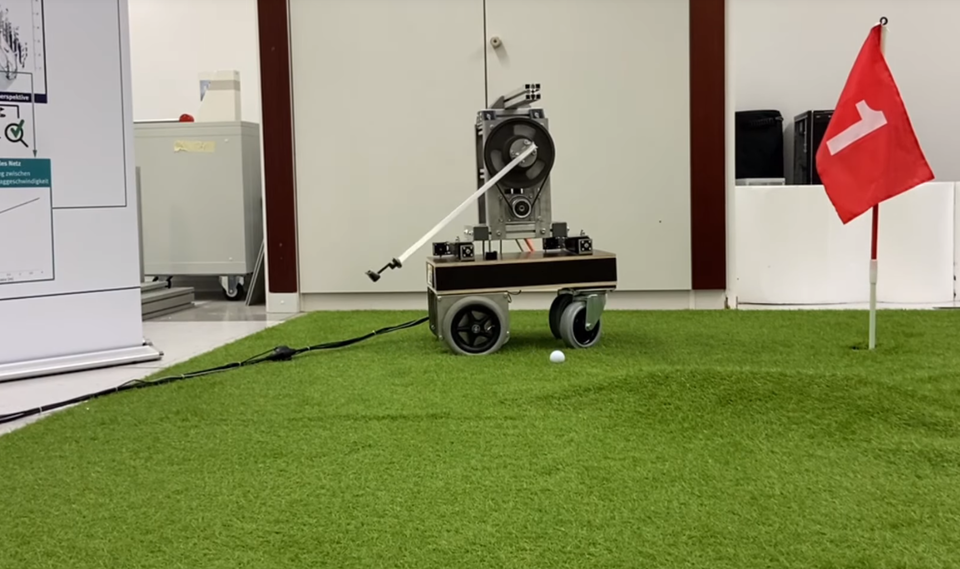 자율 로봇의 퍼팅 장면
