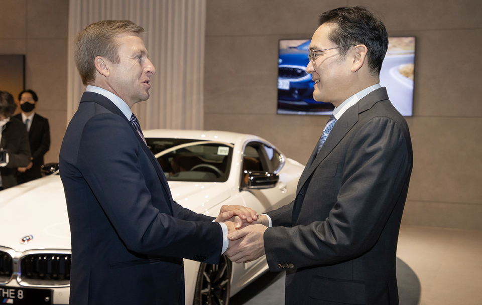 이재용 삼성전자 회장이 17일 인천 영종도 BMW 드라이빙 센터에서 독일 BMW그룹의 올리버 집세(Oliver Zipse) 회장과 만났다.