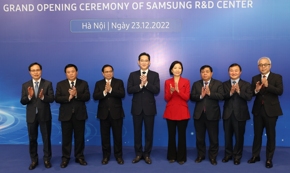 이재용 삼성전자 회장은 한·베트남 수교 30주년에 즈음해 23일 하노이시 THT 지구에 위치한 베트남 삼성 R&D센터 준공식에 참석했다.