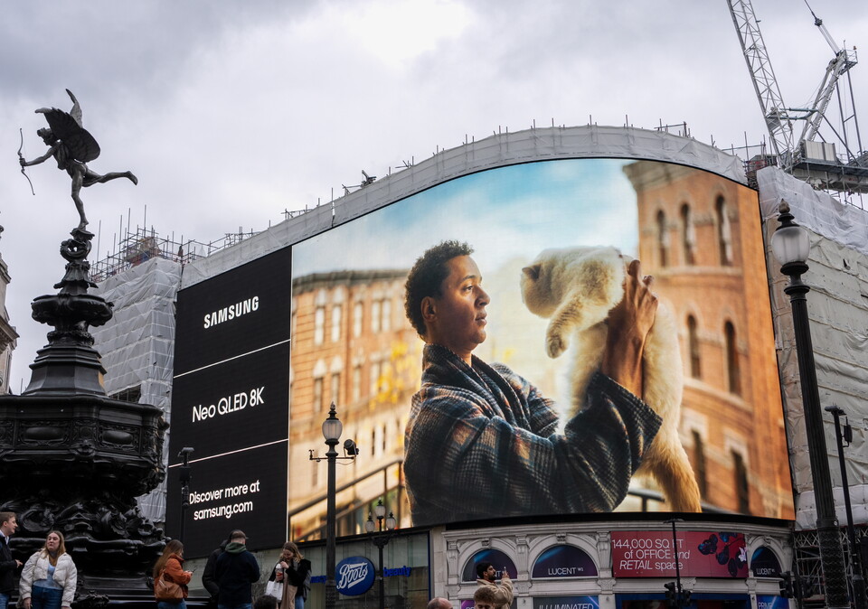 사진 : 삼성전자가 지난 2일(현지시간) 영국 런던 피카달리 광장에 2023년형 Leo QLED 8K 등 신제품의 대형 옥외광고를 공개했다.